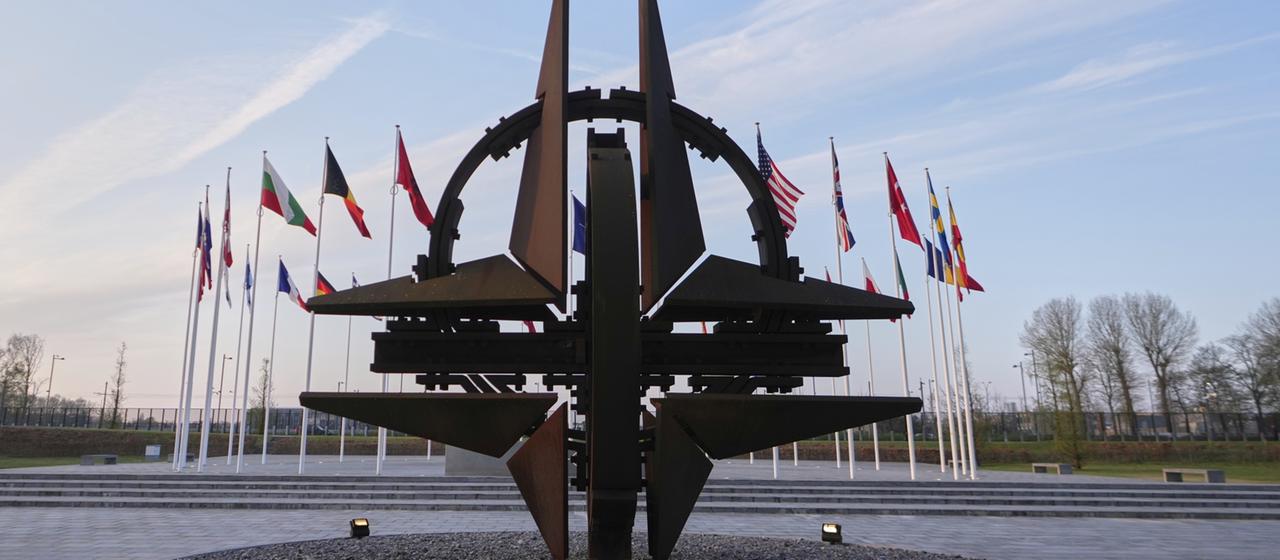 Die Flaggen der Bündnismitglieder wehen im Wind vor dem NATO-Hauptquartier in Brüssel.