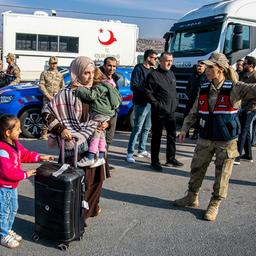 Menschen mit Gepäck an der türkischen Landesgrenze