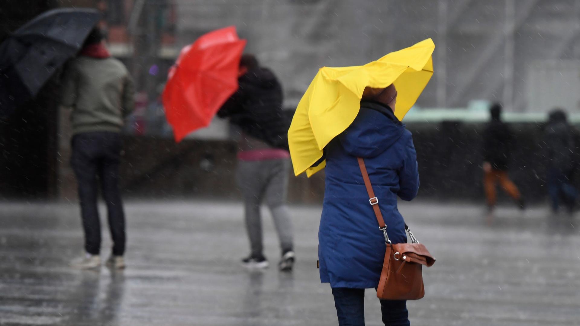 Tief Manja sorgt für kräftigen Regen und Sturmböen - danach wird es warm