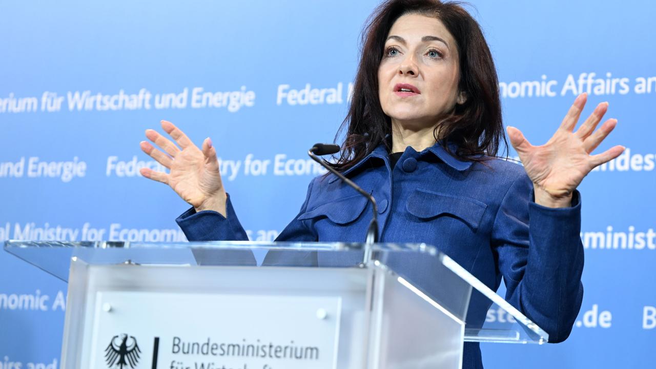 Wirtschaftsministerin Reiche gegen Tankrabatt und Tempolimit