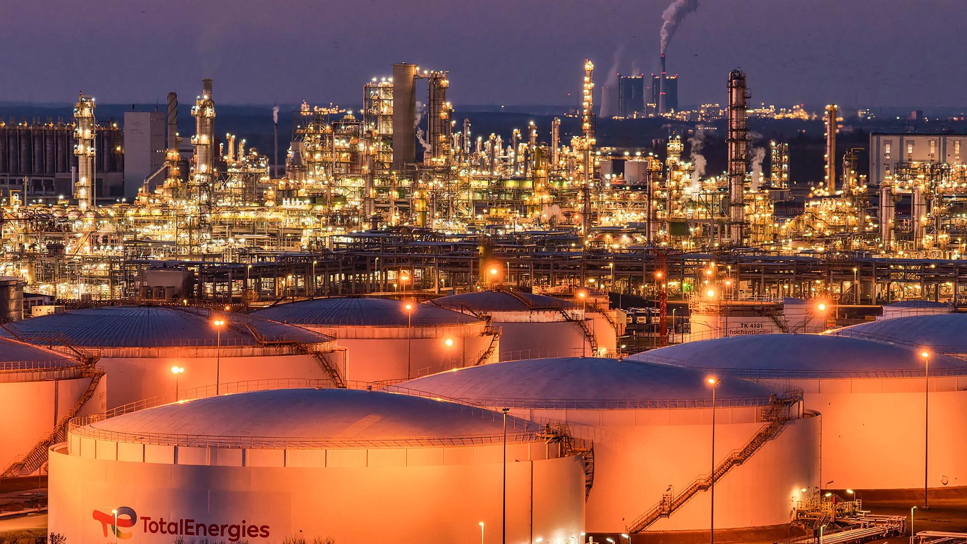 Blick auf die beleuchteten Anlagen der Total Energies Raffinerie im Chemiepark Leuna. | Jan Woitas/dpa