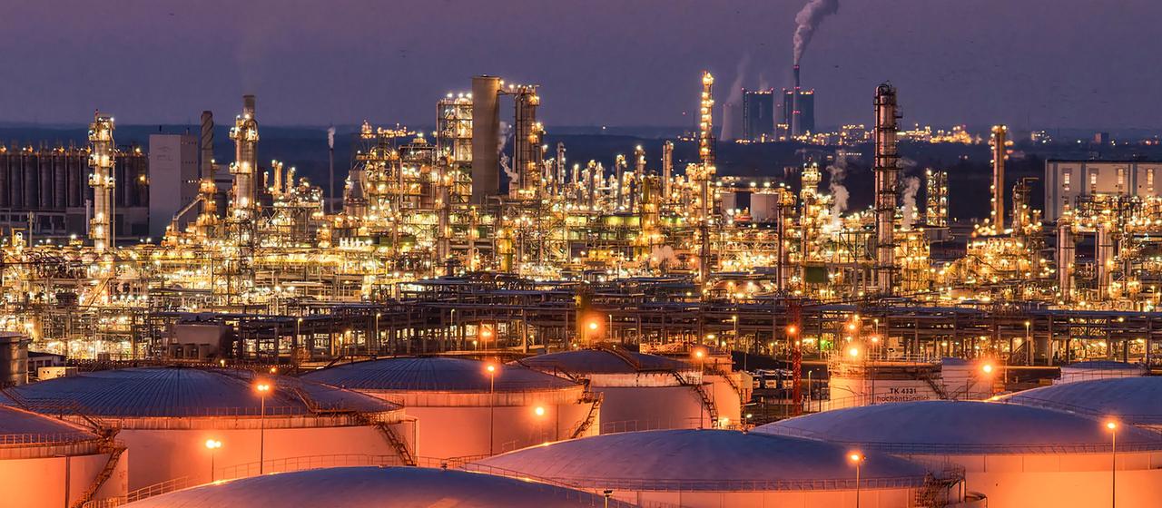 Blick auf die beleuchteten Anlagen der Total Energies Raffinerie im Chemiepark Leuna.