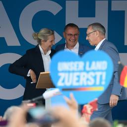Alice Weidel, Tino Chrupalla und Jörg Urban stehen bei einer Wahlkampfveranstaltung der AfD in Bautzen.