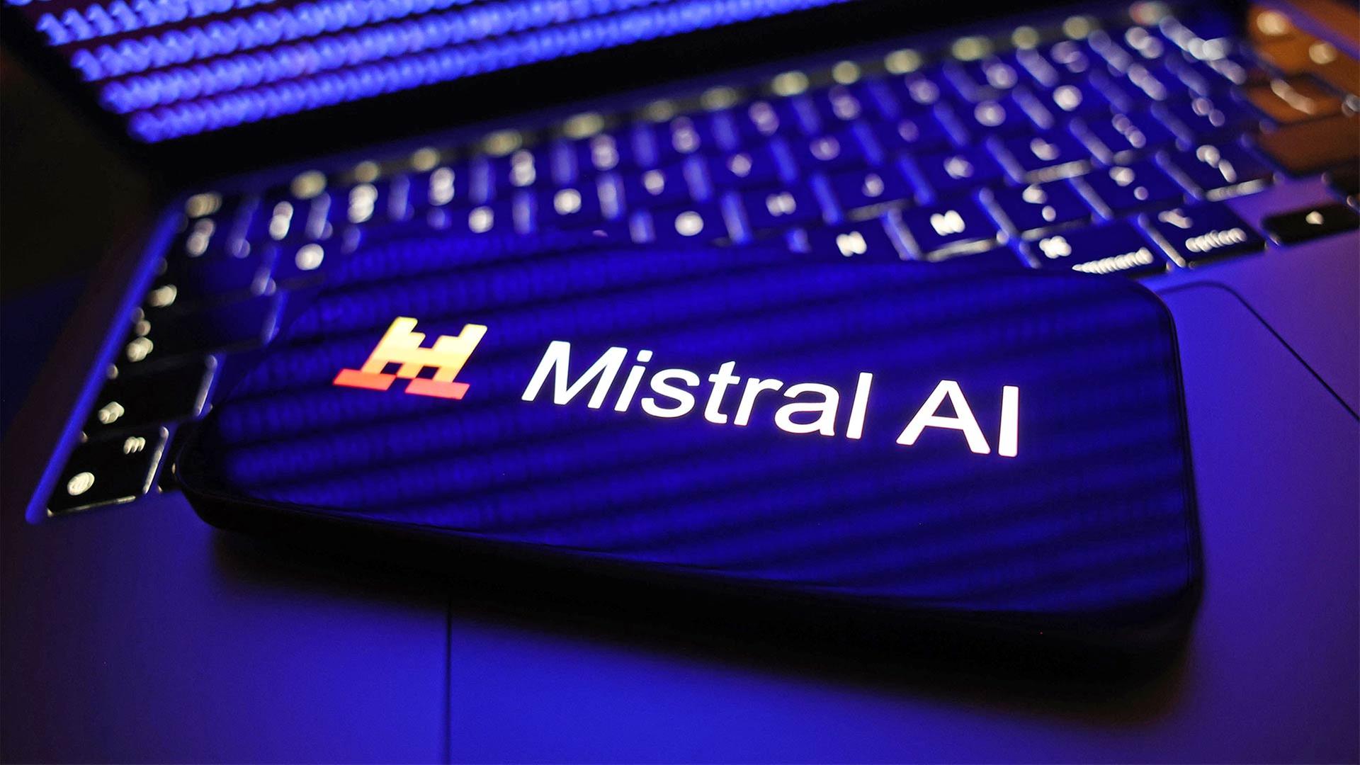Mistral Logo auf einem Smartphone-Bildschirm. | picture alliance / NurPhoto