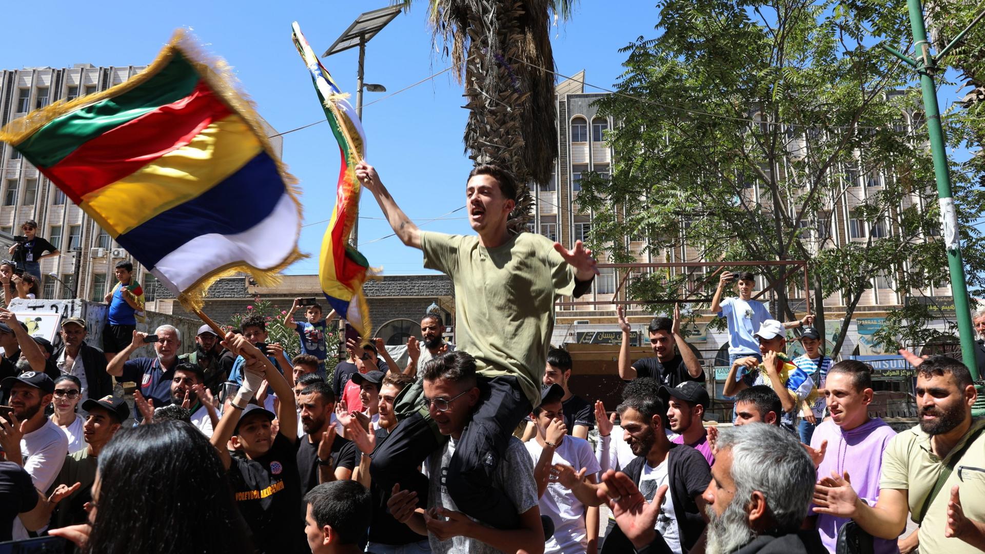 Bei einer Kundgebung in Sweida (Syrien) wird die drusische Flagge geschwenkt. | AP