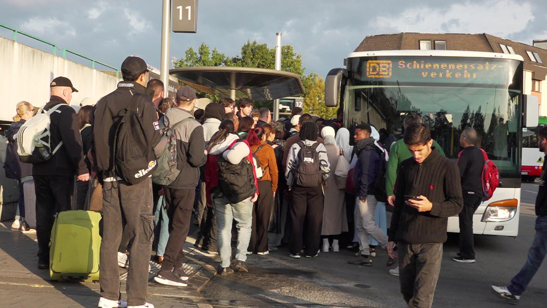 An einer Bushaltestelle am Gelsenkirchener Hauptbahnhof drängen sich viele Menschen, um in einen Bus des Schienenersatzverkehrs zu kommen | WDR