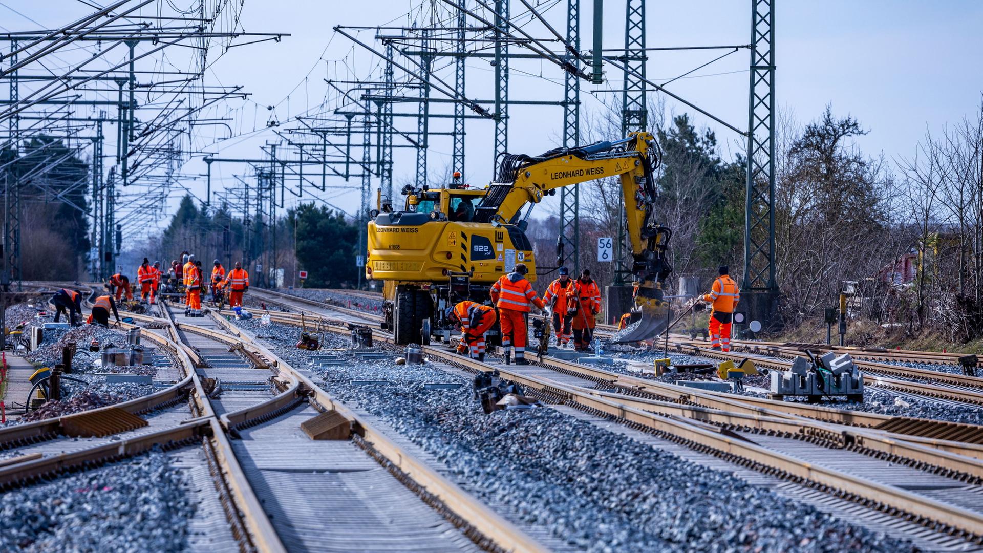 Bauarbeiter montieren Gleisanlagen auf der Bahnstrecke nach Schwerin | Jens Büttner/dpa
