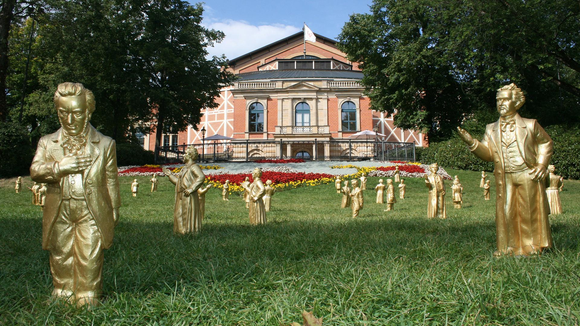 Das Bayreuther Festspielhaus am grünen Hügel mit Kunstfiguren von Richard Wagner und König Ludwig II. | picture alliance / Alexander Sch