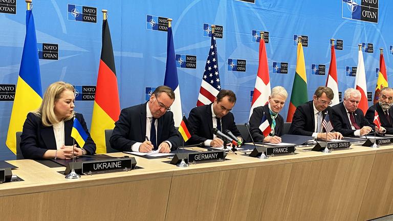 Boris Pistorius und andere NATO-Verteidigungsminister unterzeichnen im Brüsseler NATO-Hauptquartier ein Dokument für eine Koalition, die die Ukraine beim Ausbau ihrer Luftverteidigungsfähigkeiten unterstützen soll. 