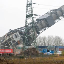 Der Doppel-Schornstein des Kraftwerks Moorburg in Hamburg kippt nach seiner Sprengung um.