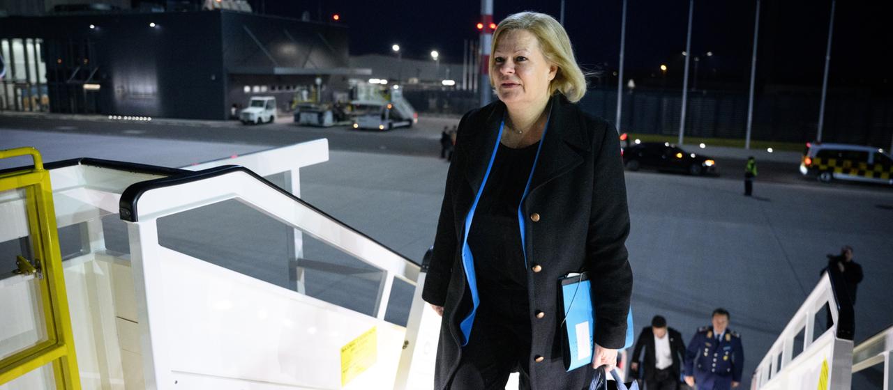 Nancy Faeser steigt in ein Flugzeug der Flugbereitschaft der Bundeswehr (Foto vom 26. März 2025)