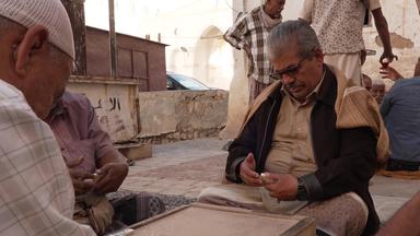 Männer im Jemen spielen Domino.