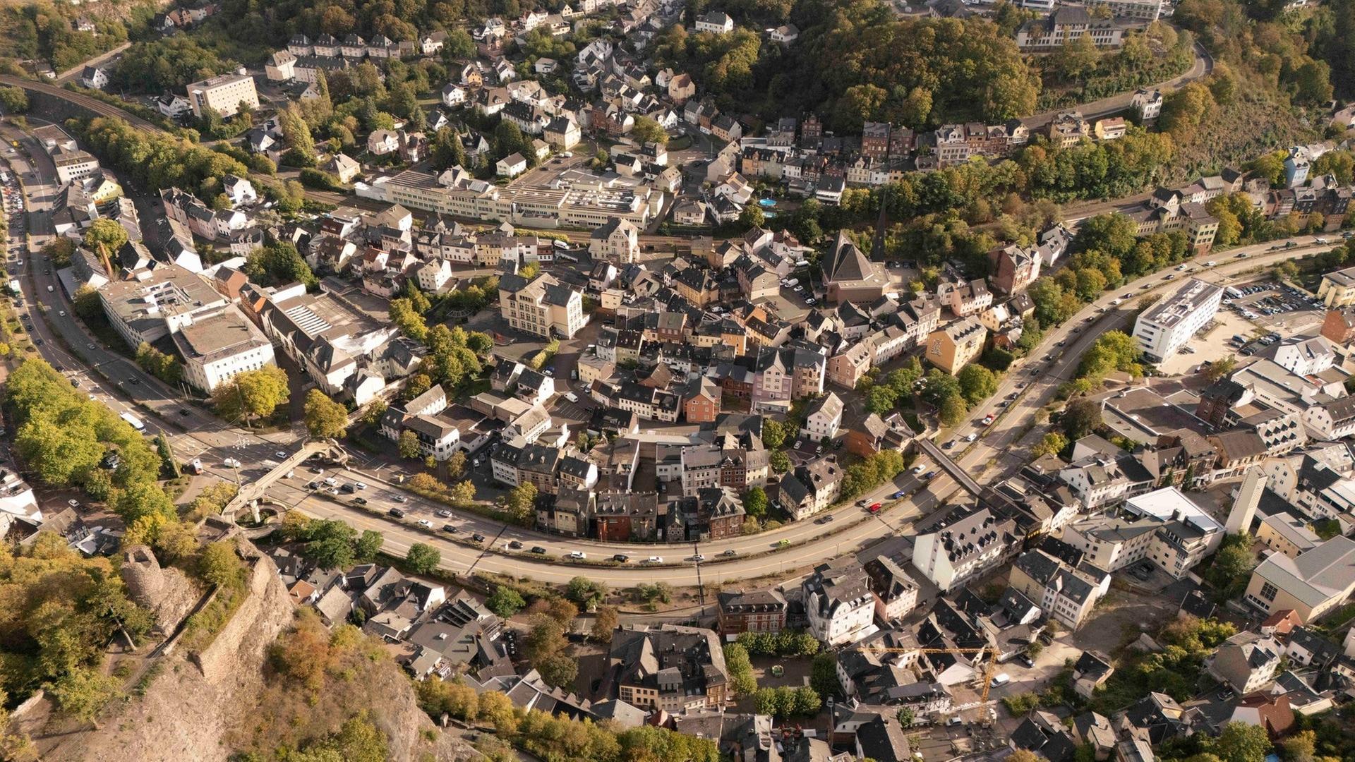 Bausünde oder notwendiges Projekt? Unter der Bundesstraße, die durch Idar-Oberstein führt, liegt die Nahe.  | Foto Hosser