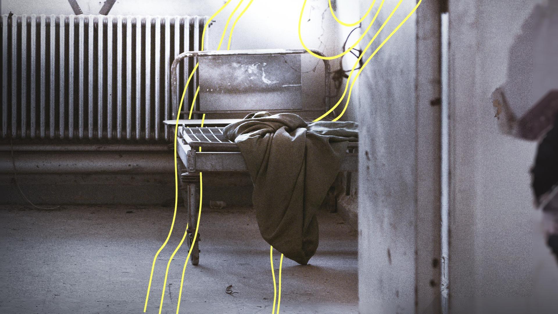 Ein leeres, kaputtes Bett mit einer dünnen Decke in einem verlassenen Krankenhaus. | NDR, Volkmar Kabisch