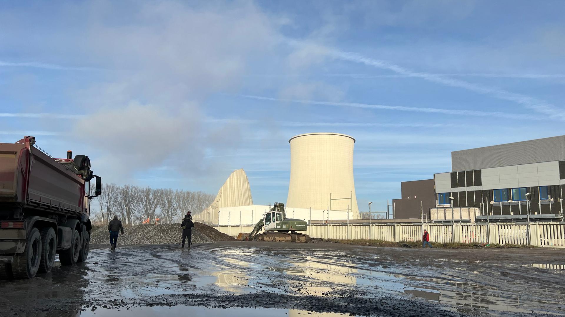 Dritter Kühlturm des AKW Biblis gesprengt Dritter Kühlturm des AKW Biblis gesprengt