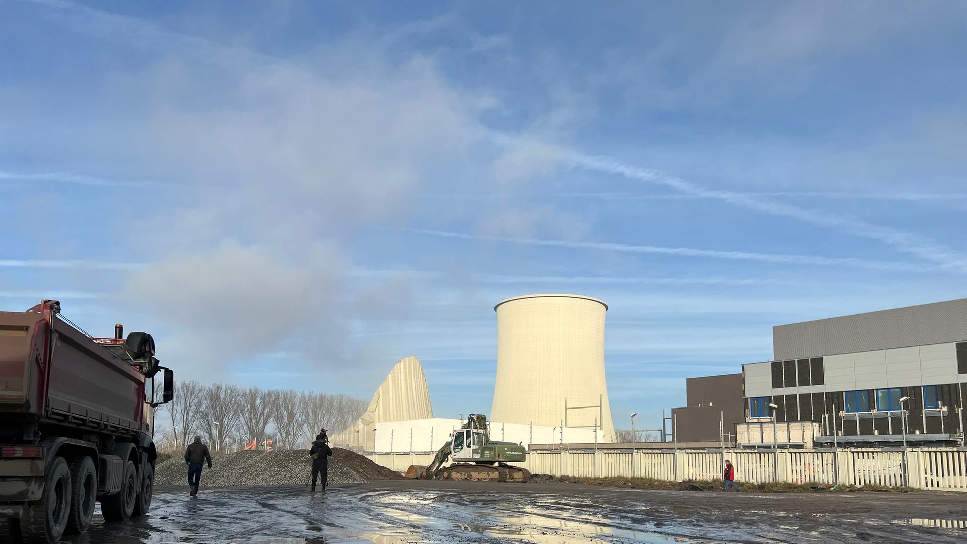Dritter Kühlturm des AKW Biblis gesprengt Dritter Kühlturm des AKW Biblis gesprengt