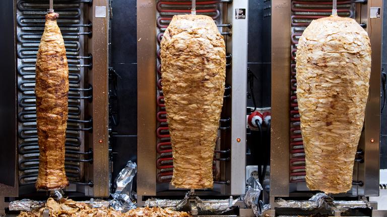 Drei Dönerspieße.