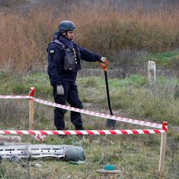 Ein ukrainischer Minenexperte steht neben Blindgängern und Landminen an der Hauptstraße nach Cherson.