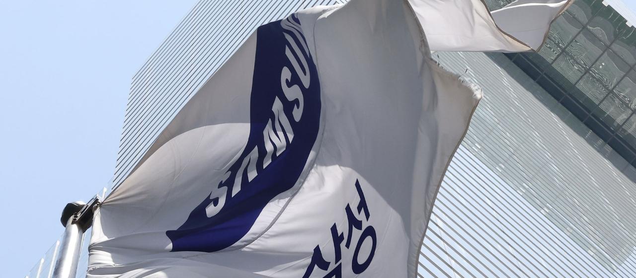  Eine Fahne mit dem Firmenlogo weht vor dem Hauptsitz von Samsung  in Seoul.