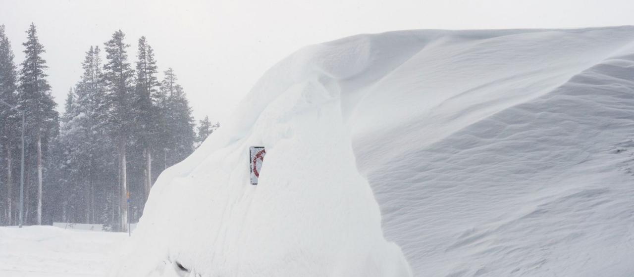 Schneemassen sind in Soda Springs, Kalifornien, zu sehen - nahe des Ortes, wo eine Lawine abgegangen war