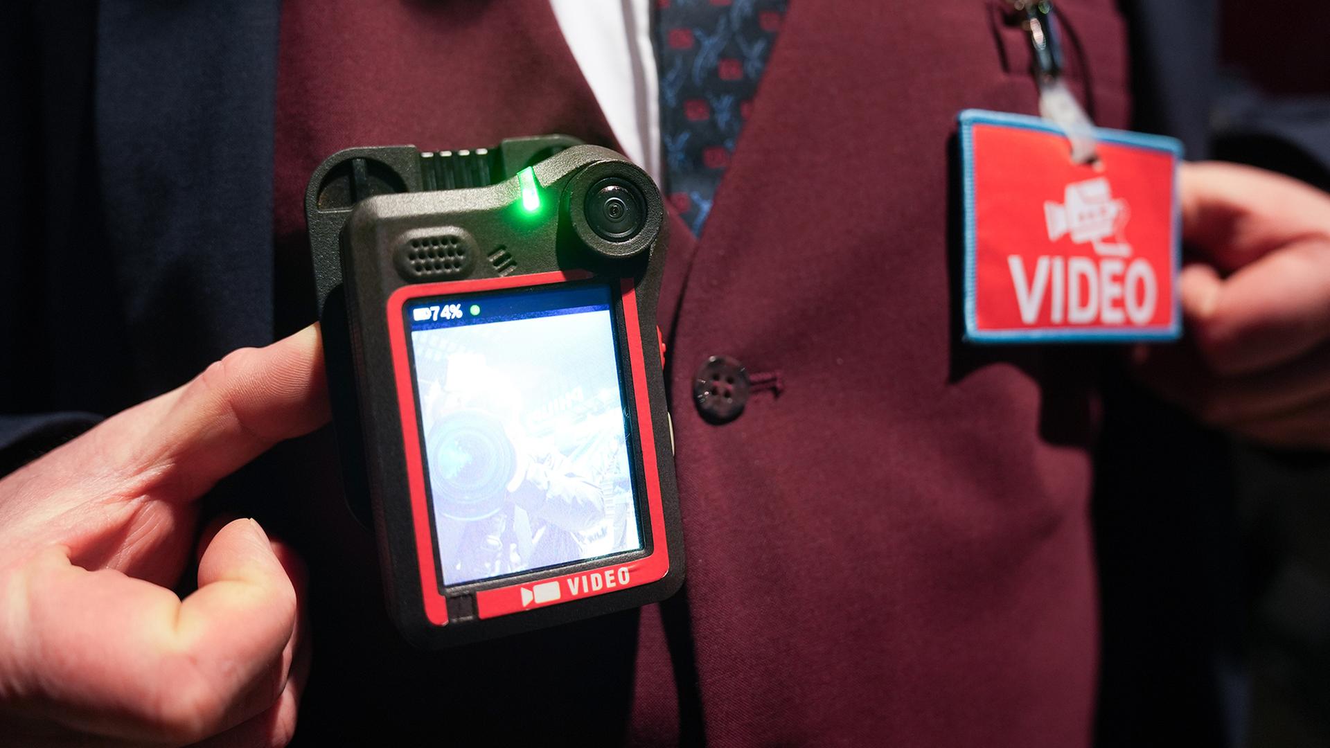 Ein Kundenbetreuer Nahverkehr zeigt seine Bodycam der Deutschen Bahn. | picture alliance/dpa