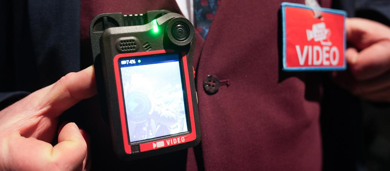 Ein Kundenbetreuer Nahverkehr zeigt seine Bodycam der Deutschen Bahn.