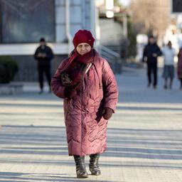 Menschen gehen über eine Straße in Tiraspol in Transnistrien