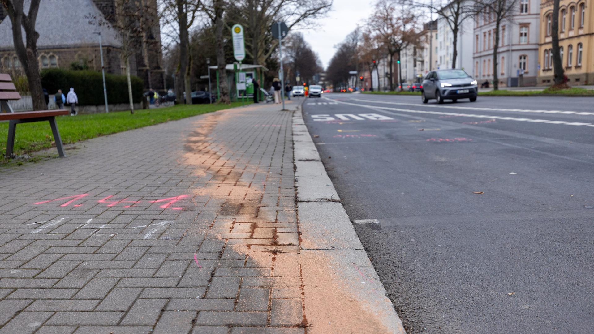 Bushaltestelle mit Spur davor | picture-alliance/dpa