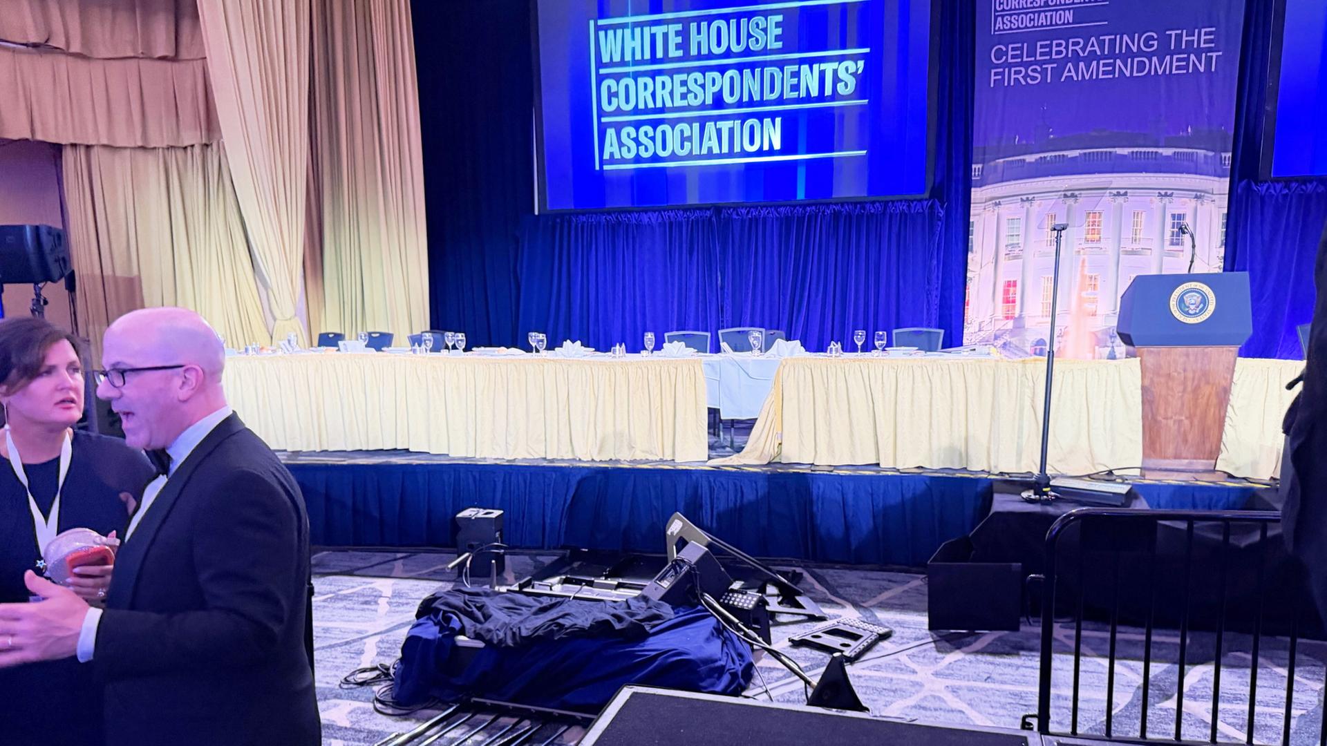 Die leere Bühne des Korrespondentendinners in Washington nach einem Vorfall. | AP