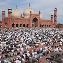 Betende Menschen im Hof einer Moschee