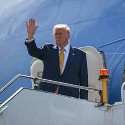 Donald Trump winkt bevor er in das US-Regierungsflugzeug Air Force One steigt.