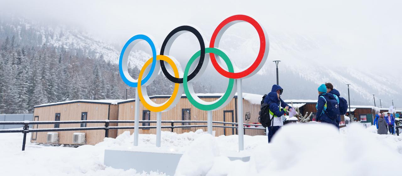 Die olympischen Ringe im olympischen Dorf in Cortina, Italien.