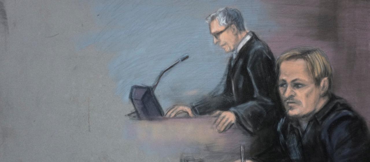 Eine Gerichtszeichnung zeigt den Anwalt Petar Sekulic und Marius Borg Hoiby im Gerichtssaal des Gerichtsgebäudes in Oslo.