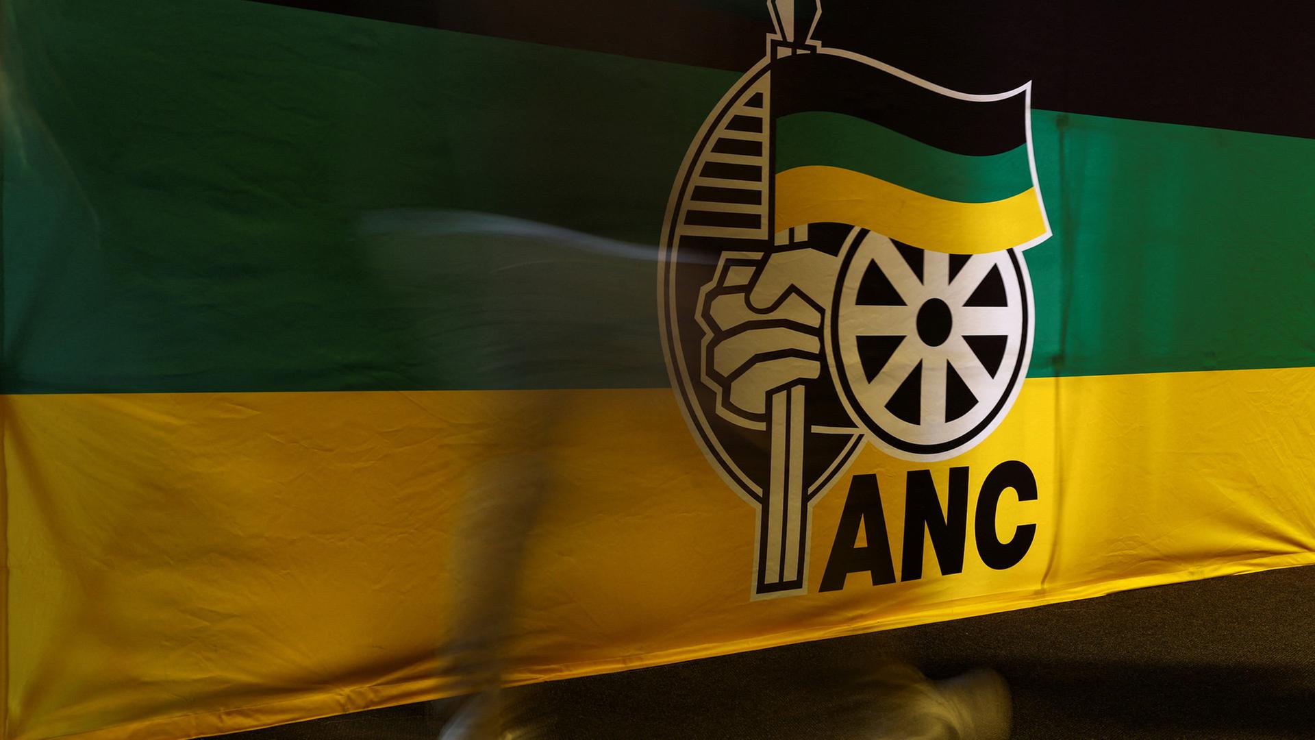 Logo des African National Congress (ANC) auf einer Fahne.  | REUTERS
