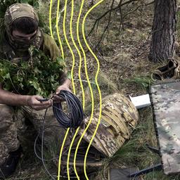 Ein ukrainischer Soldat nutzt das Starlink-System während einer Militärübung.