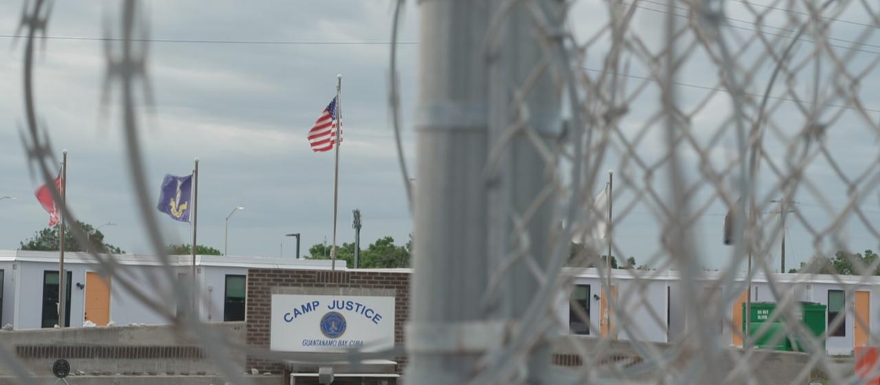 Der Blick durch einen Zaun auf Gebäude des "Camp Justice" in Guantanamo.