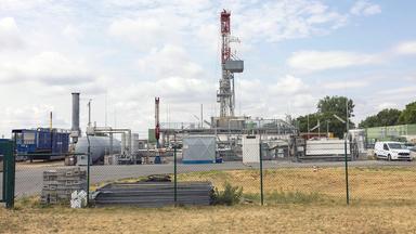 Das Gelände der Rhein Petroleum GmbH mit dem Turm für Erkundungsbohrungen.