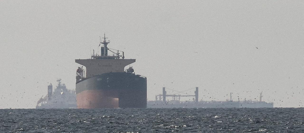 Frachtschiffe im Golf, nahe der Straße von Hormuz, gesehen von Nord-Ras al-Khaimah, nahe der Grenze zum omanischen Regierungsbezirk Musandam am 11. März
