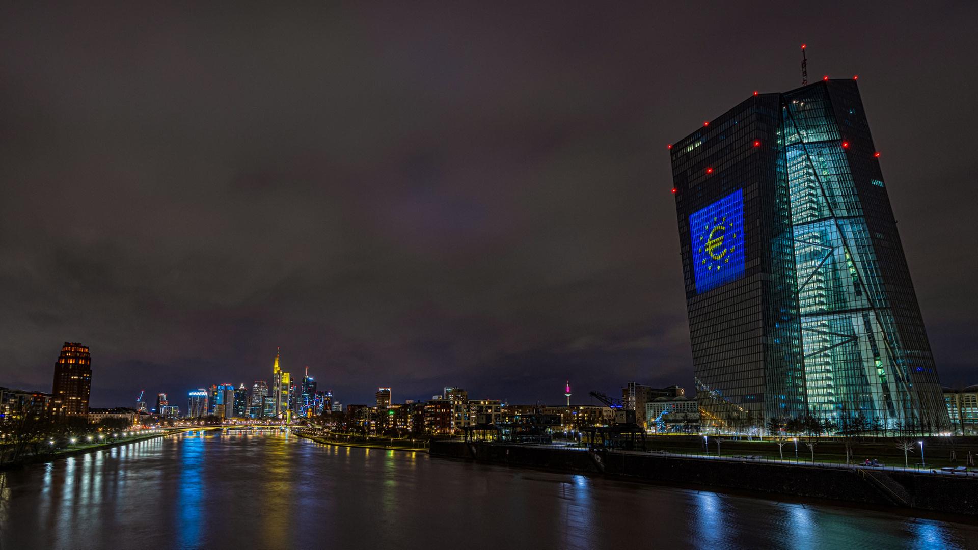 Lichtprojektion eines Euro-Zeichens auf der Fassade der Europ�ischen Zentralbank | REUTERS