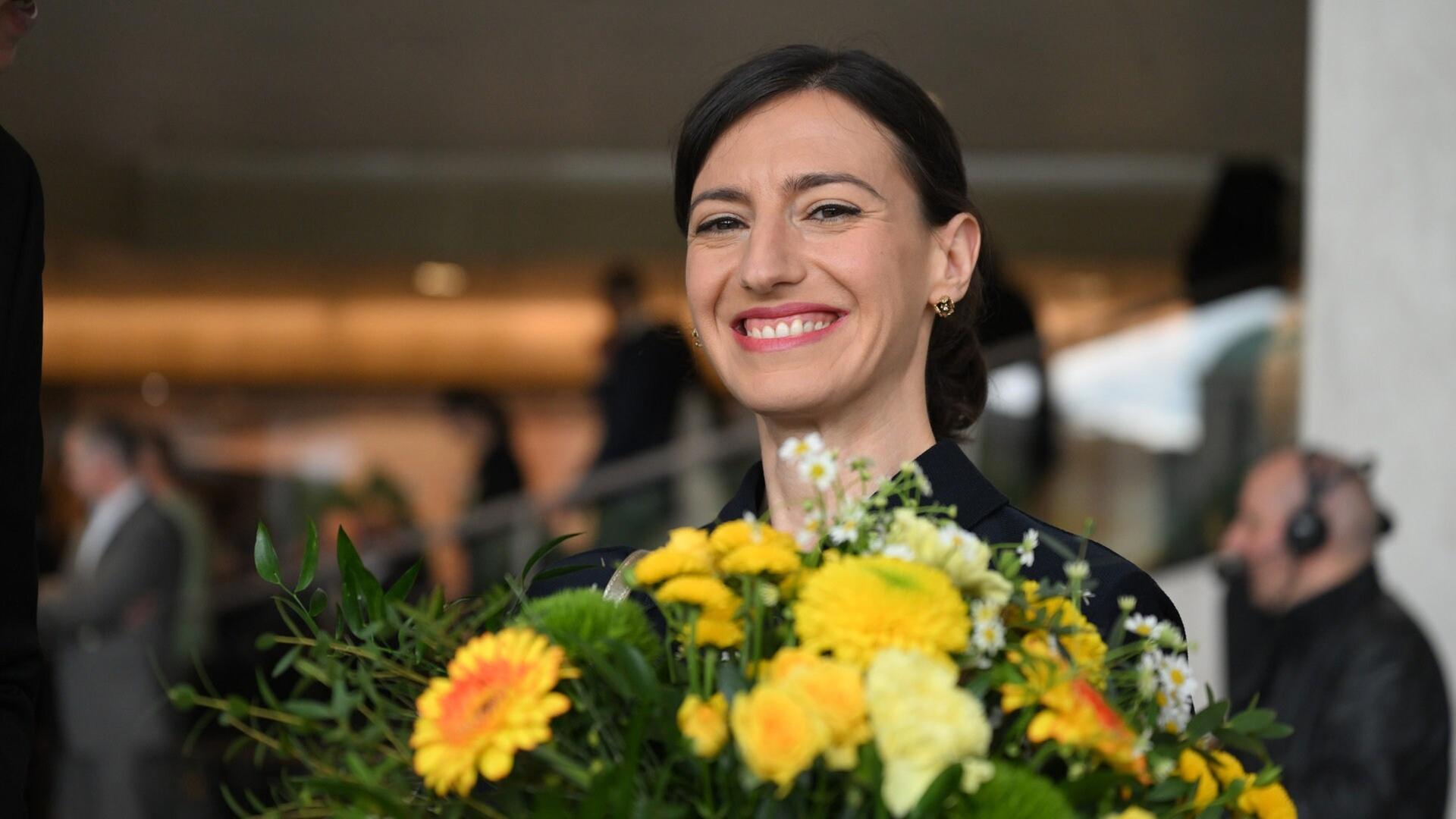 First Lady Flavia Zaka übernimmt erste Ehrenämter