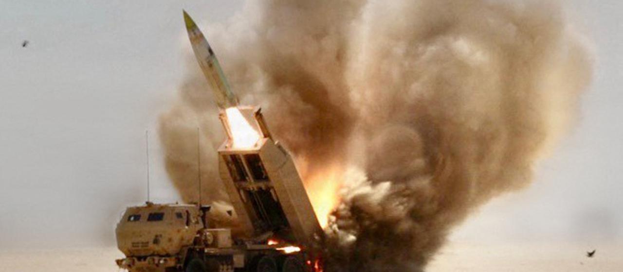 Von einem Militärfahrzeug wird eine Rakete abgefeuert.