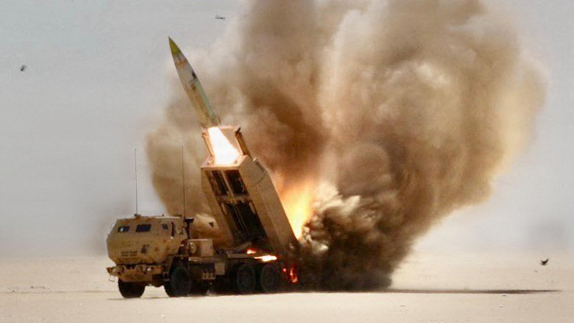 Von einem MilitÃ¤rfahrzeug wird eine Rakete abgefeuert. | AFP PHOTO / US ARMY / US CENTRAL COMMAND PUBLIC AFFAIRS