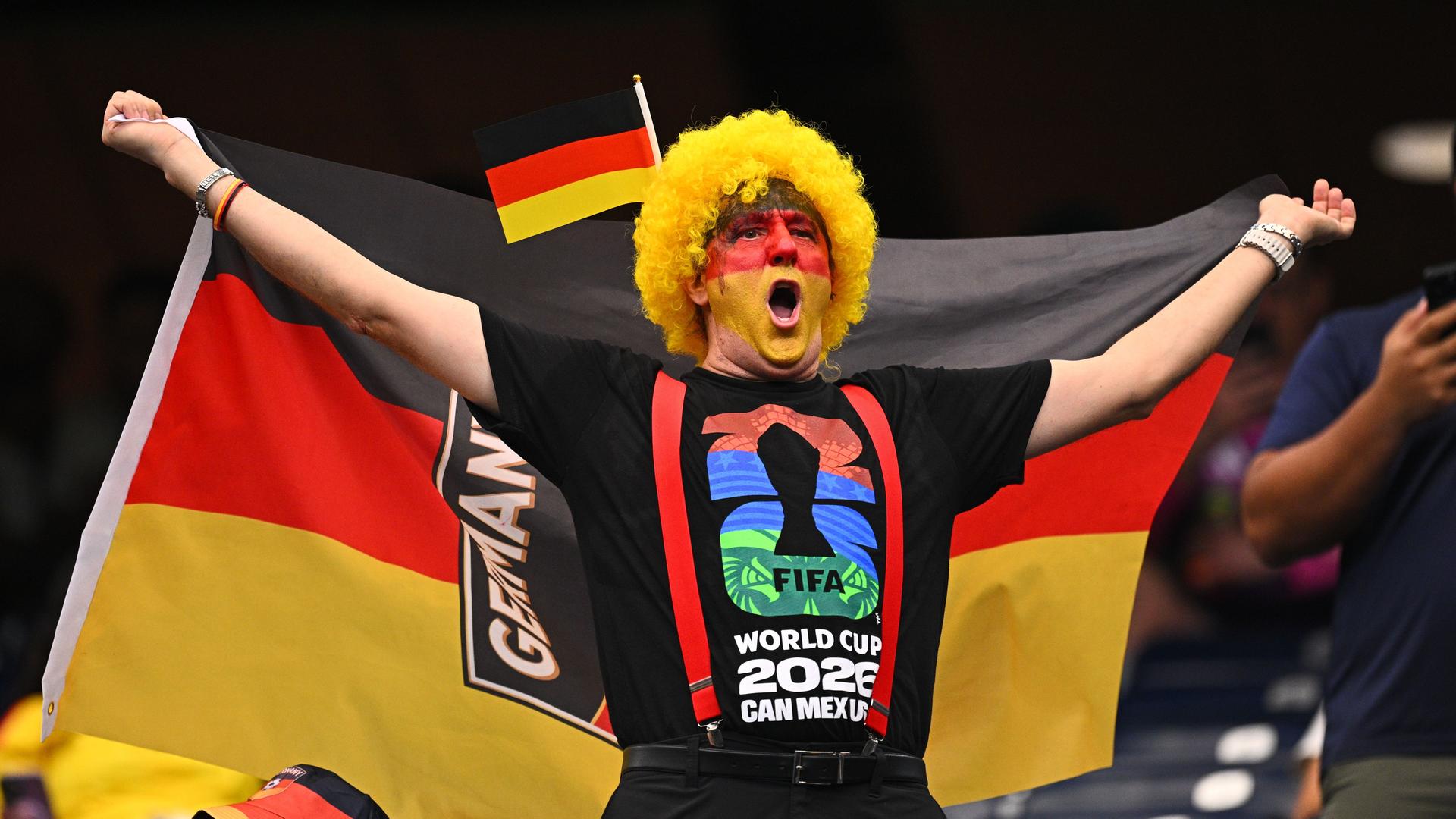 Ein Fan mit Deutschland-Flagge im Stadion in Houston | Tom Weller/dpa