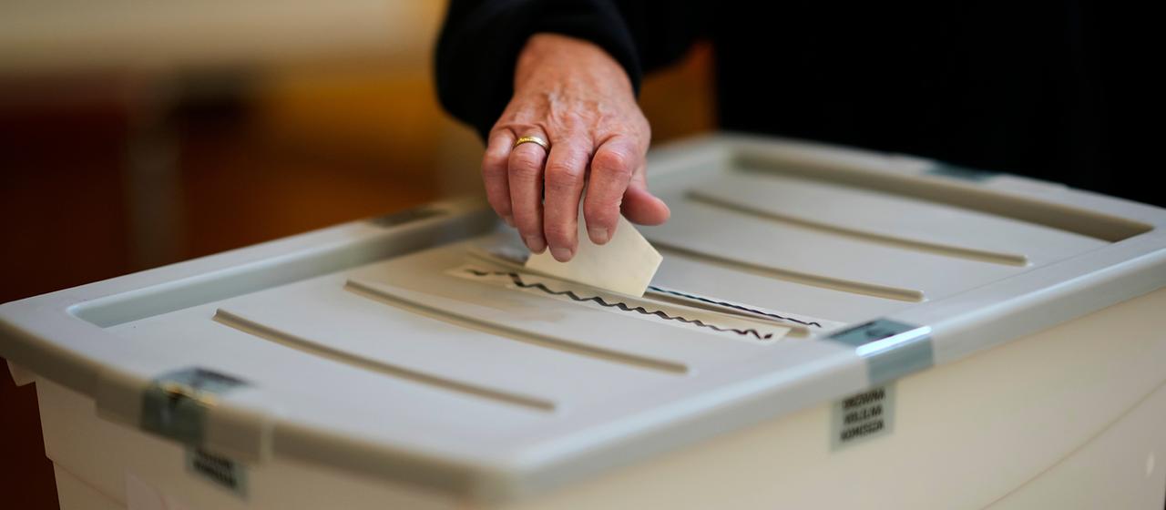 Eine Wählerin gibt ihre Stimme in einem Wahllokal in Domzale (Slowenien) ab.