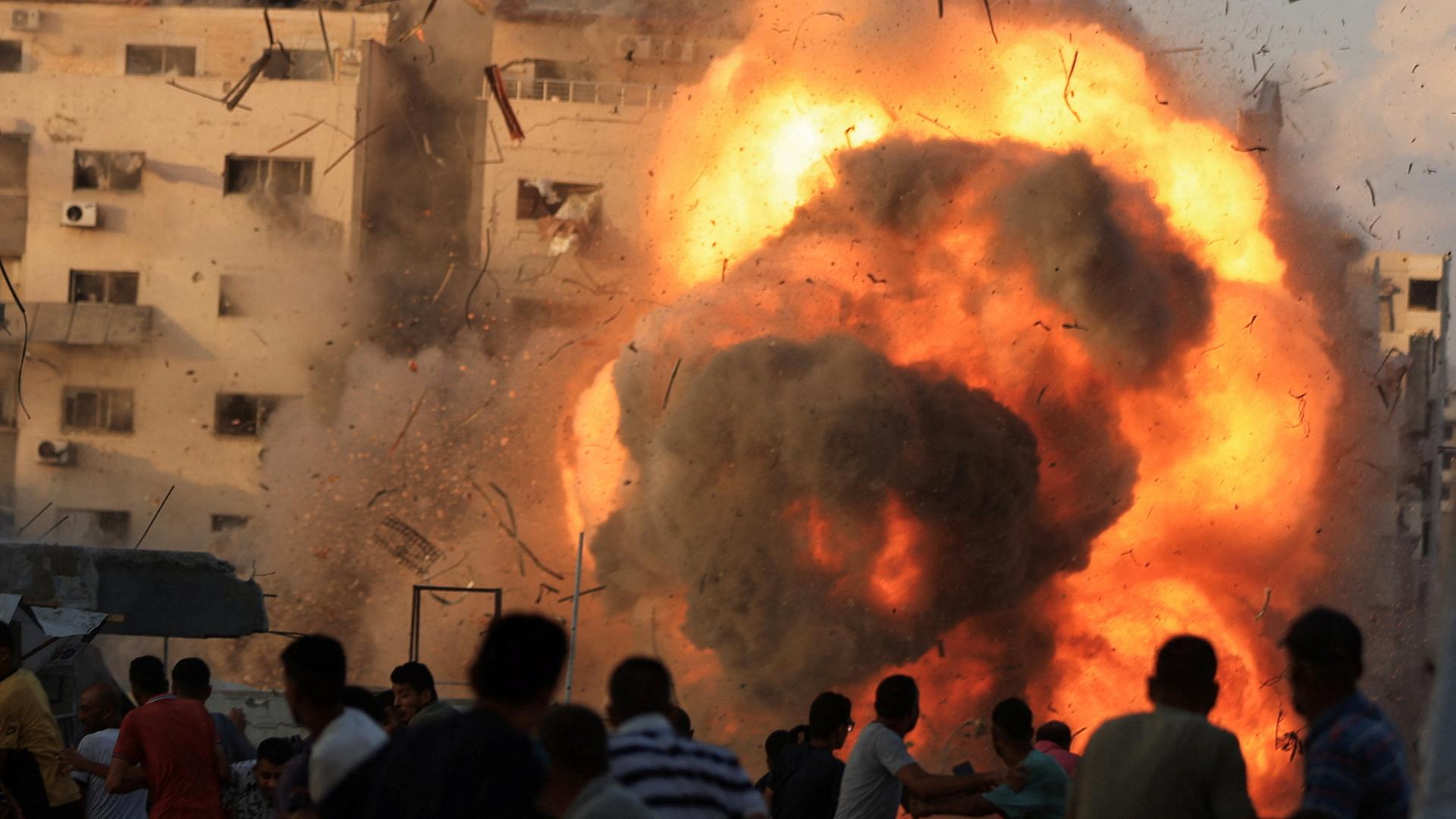 Nach einem Angriff schlagen Flammen aus einem Gebäude in Gaza-Stadt | REUTERS