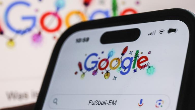 Das Google-Logo ist auf einem Display eines Smartphones zu sehen.