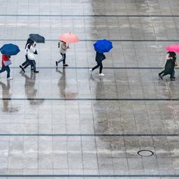 Fußgänger mt Regenschirmen