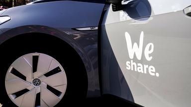 Logo am Volkswagen Auto des Sharing Anbieters - WeShare