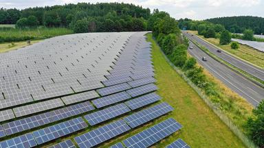 Photovoltaikanlagen auf Freiflächen an der Autobahn A93 nahe der Anschlussstelle Mainburg, Bayern.
