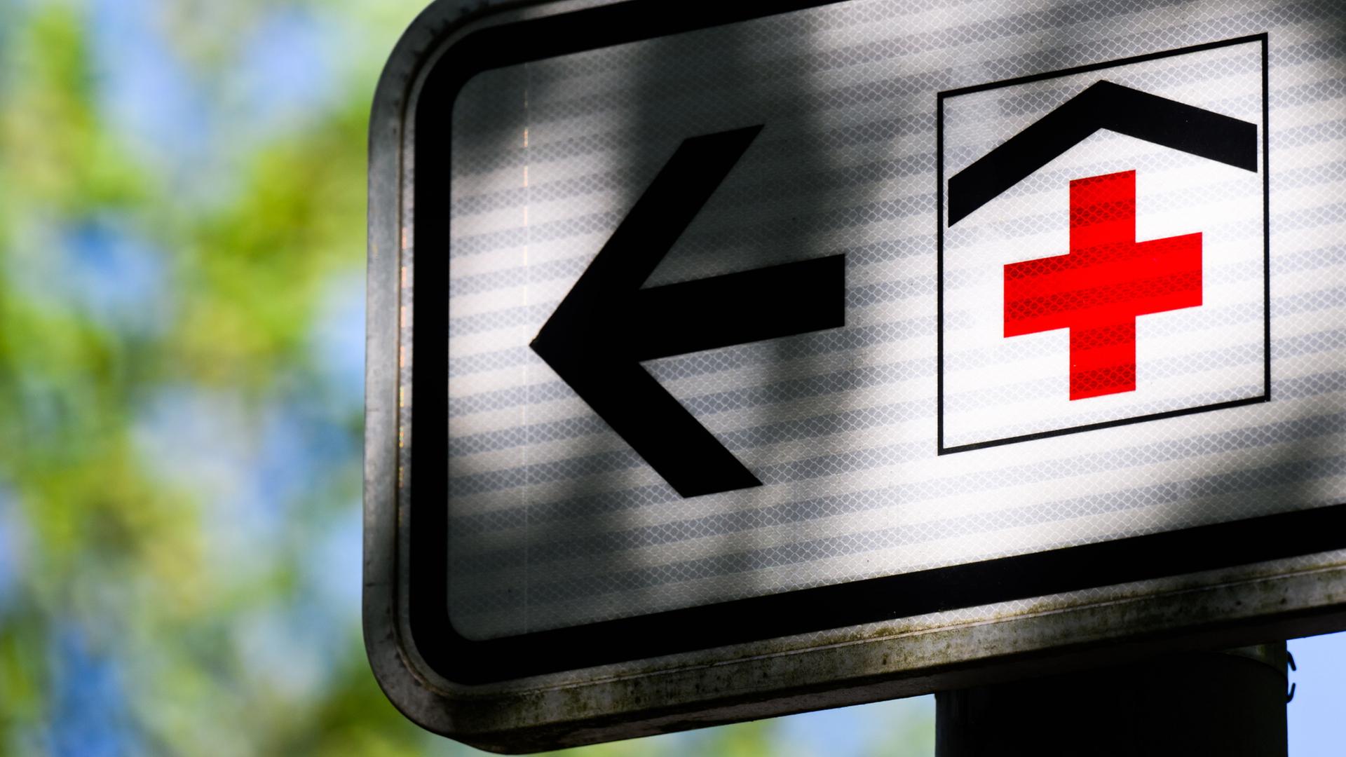 Ein Schild weist den Weg zu einer Klinik. | dpa